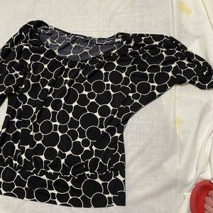 Women’s top. 3 quarter inch sleeves and round neck 96% poli ester